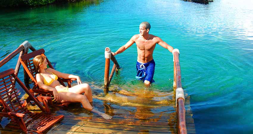 pareja en el agua