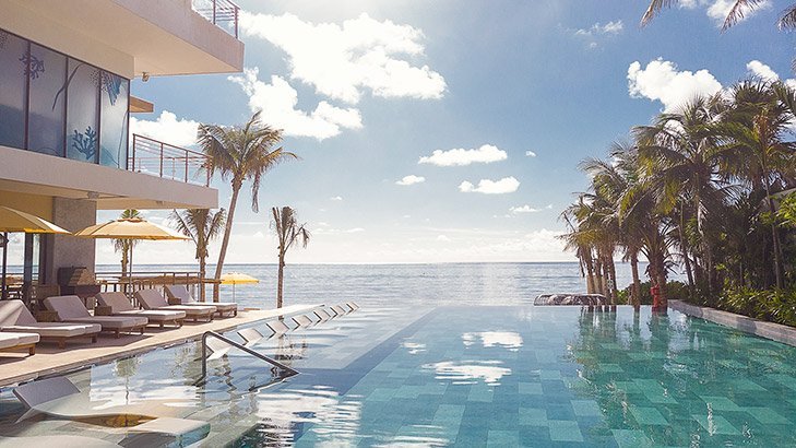 Piscina infinity en The Fives Oceanfront Puerto Morelos