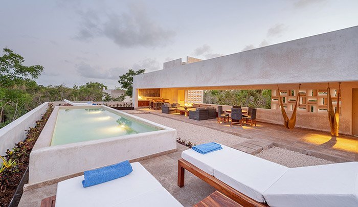 Rooftop privado con piscina y vistas al atardecer de Tulum en Aha Tulum