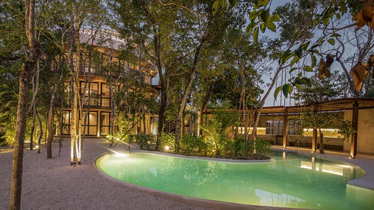 Piscina común entre la selva en Mukul Tulum