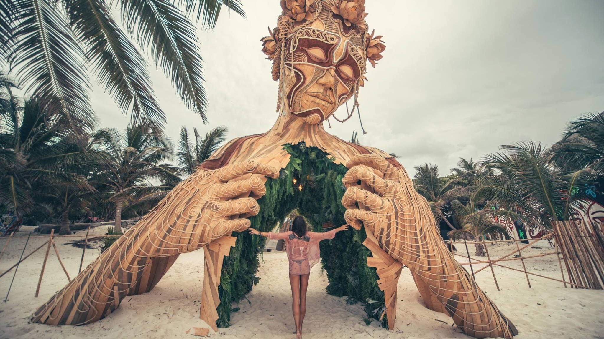 escultura en la playa de tulum