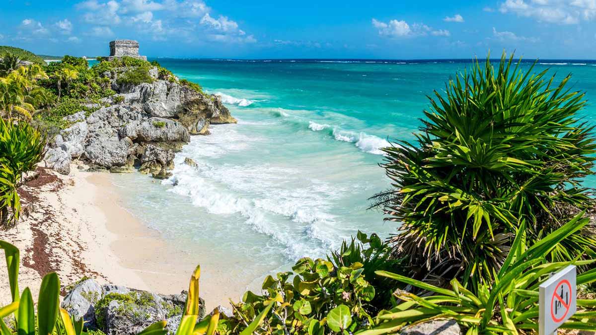ruinas mayas de tulum con frente de mar