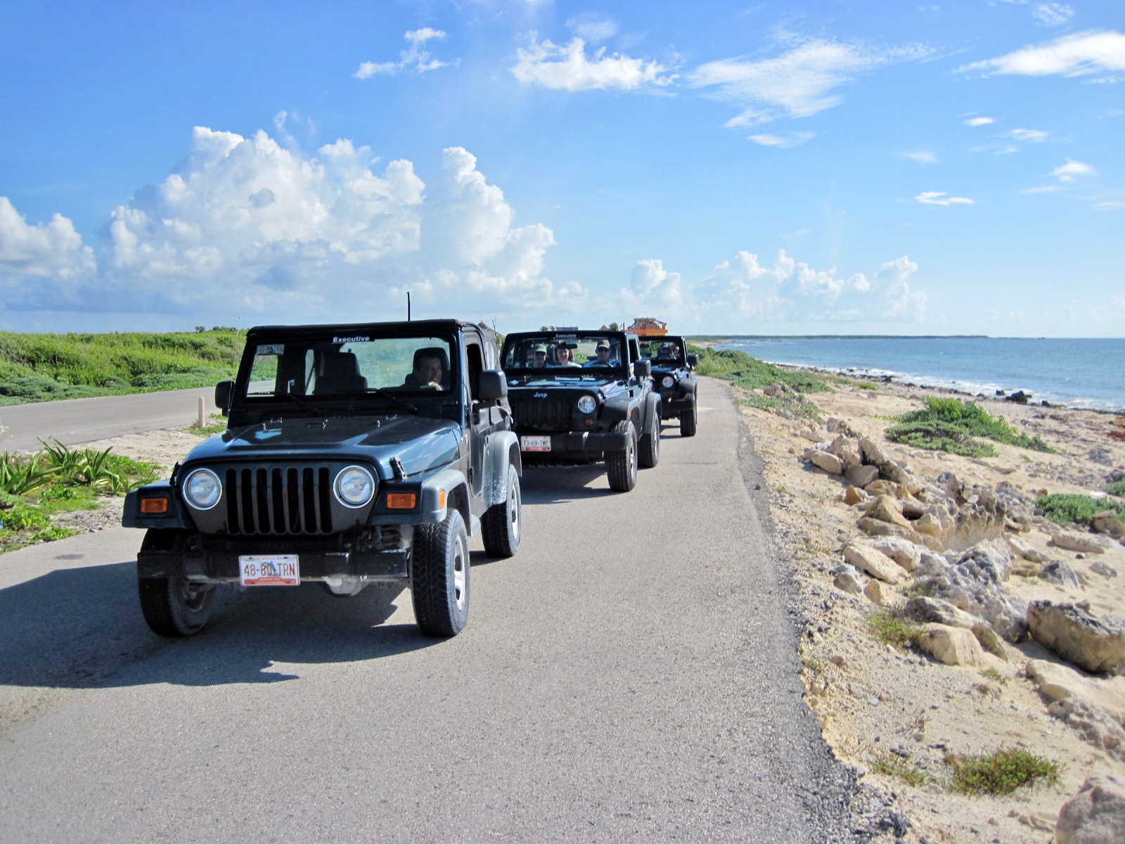 Jeeps en carretera junto a la playa