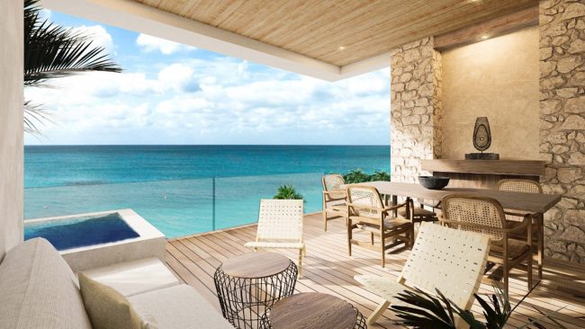 Balcon con jacuzzi y vistas al mar en Kaoba Beachfront Condos Tulum