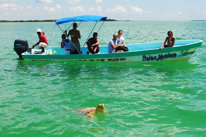 Pescador con dos barcos en el Mar Caribe