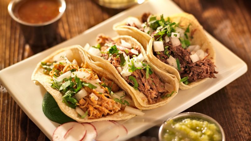 tres tacos con salsa