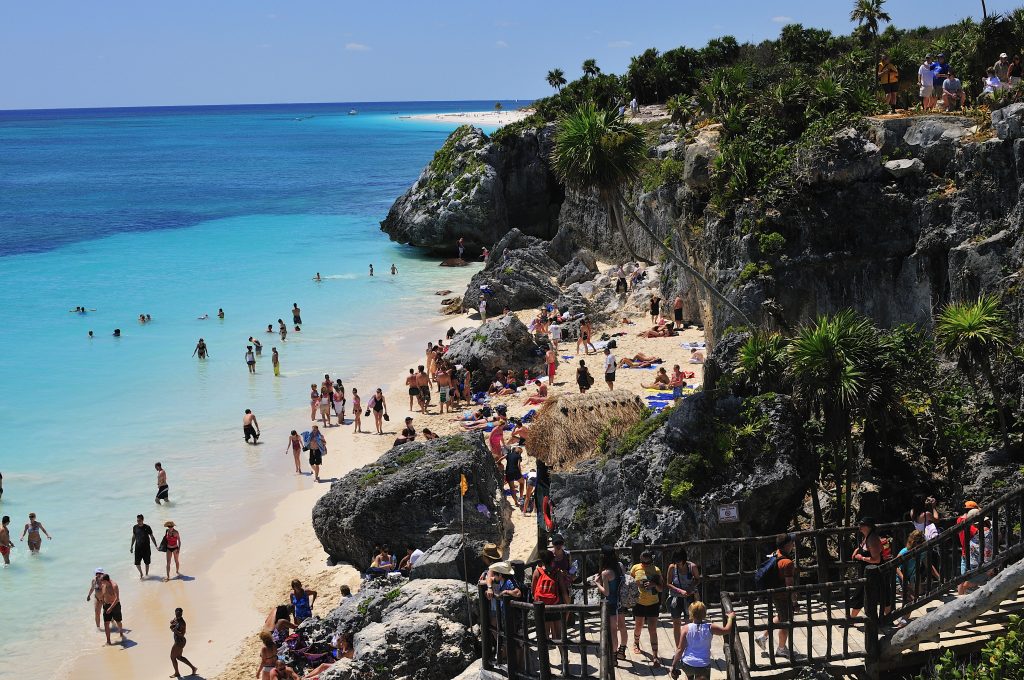 Los turistas regresan a las playas de Tulum 