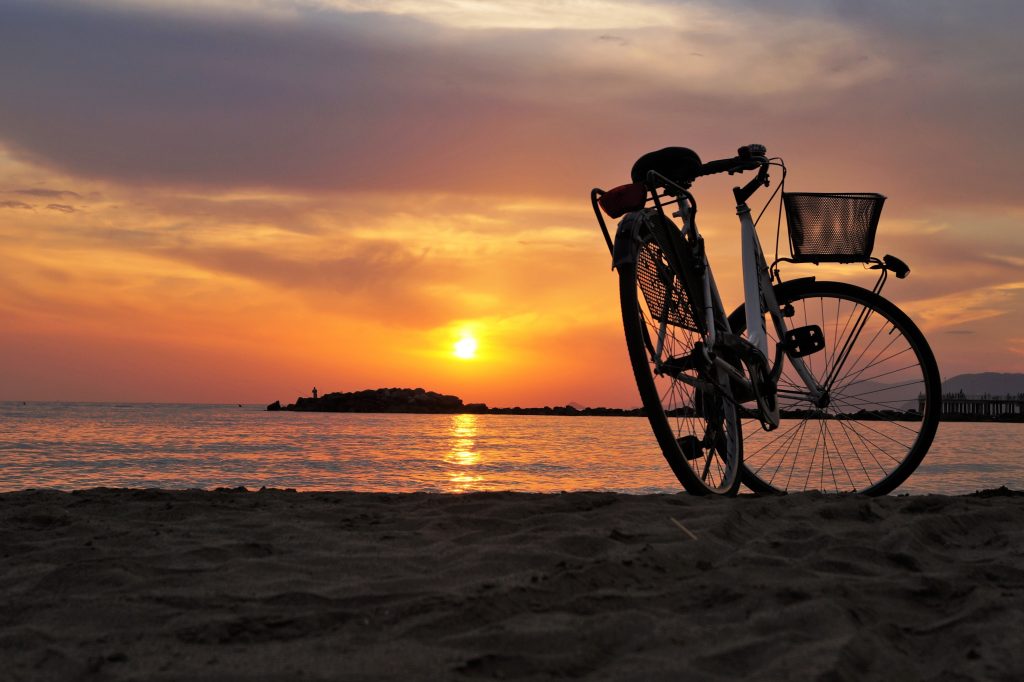 Bicicleta en playa en pleno atardecer 