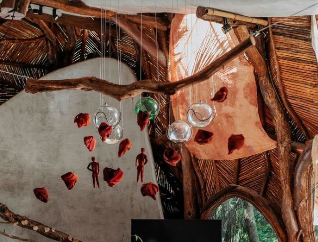 exposición museo obras colgantes 