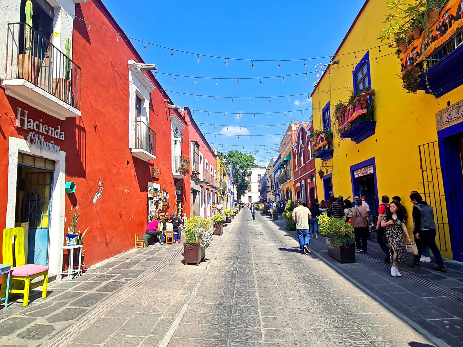 Las calles de Pueblo con edificios de colores 