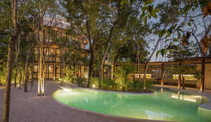 Piscina común entre la selva en Mukul Tulum